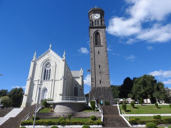 Igreja Matriz Nossa Senhora de Lourdes e Campanario de Pedra
