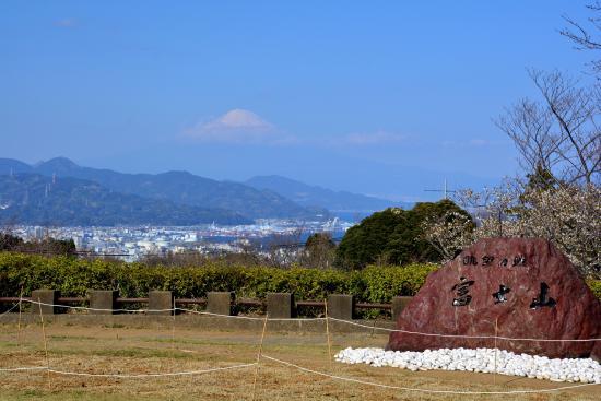 Mother and Child's Statue of Akai Kutsu-No Onnanoko
