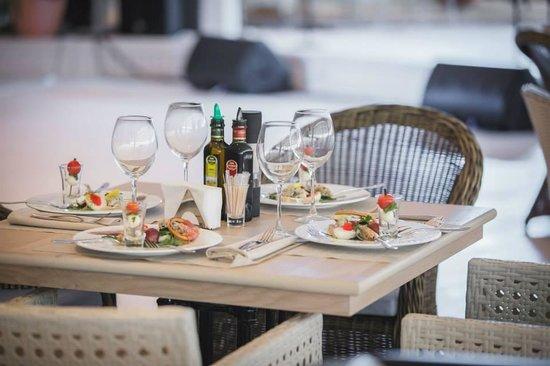 FIRST LINE Restaurant & Bar