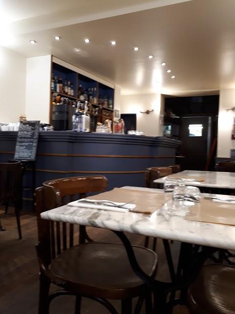 Le Grand Blond avec un Tablier Noir