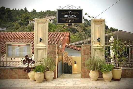 Johnny's Restaurant & Bar