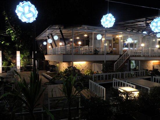 La Lom Bar & Restaurant