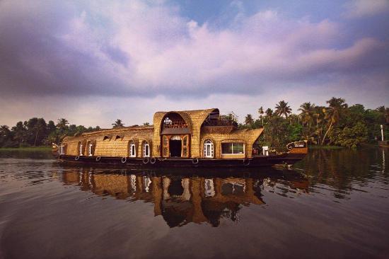 LakeLands Cruises