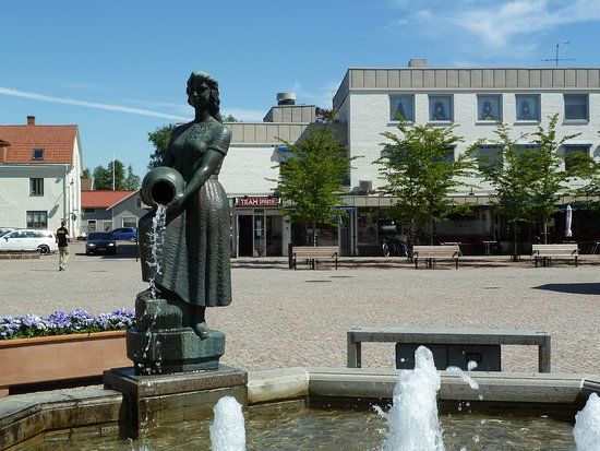 Statyn "Kvinnan Vid Brunnen"