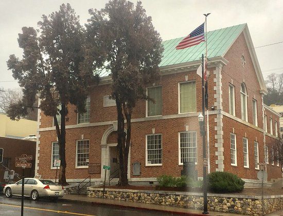 Veterans Memorial Hall and Military Museum