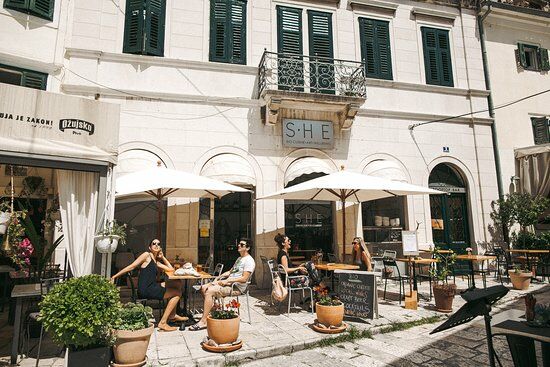 SHE bio bistro & rooftop bar