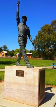Glen McGrath Statue