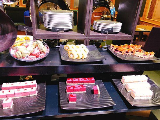 All Day Dining & Lounge the Loop